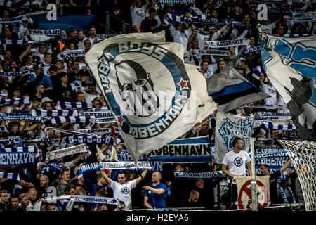 Kopenhagen, Dänemark. 27. September 2016. FC Kopenhagen-Fans unterstützen ihre lokalen Helden während der UEFA Champions League-Gruppe G Spiel zwischen FC Kopenhagen und FC Brügge bei Telia Parken. Bildnachweis: Kim M. Leland/Alamy Live-Nachrichten Stockfoto
