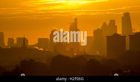 Primrose Hill, London, 28. Oktober 2016. UK Wetter: Londoner Wolkenkratzern in der Silhouette gegen den Sonnenaufgang als Morgendämmerung bricht über die Stadt. Bildnachweis: Paul Davey/Alamy Live-Nachrichten Stockfoto