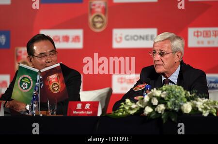 Peking, China. 28. Oktober 2016. Marcello Lippi (R), neu ausgestatteten Chinas nationale Fußball-Team Cheftrainer eine Pressekonferenz mit Cai Zhenhua, Präsident von der Chinese Football Association (CFA), in Peking, Hauptstadt von China, 28. Oktober 2016 besucht. Bildnachweis: Guo Yong/Xinhua/Alamy Live-Nachrichten Stockfoto