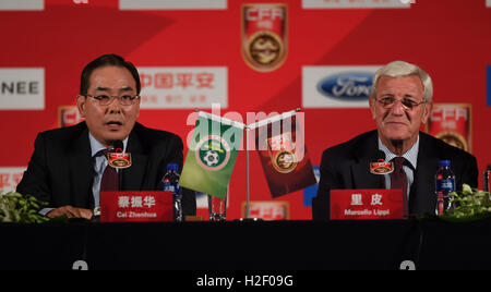 Peking, China. 28. Oktober 2016. Marcello Lippi (R), neu ernannten Chinas nationale Fußball-Team Cheftrainer, besucht eine Pressekonferenz mit Cai Zhenhua, Präsident der Chinese Football Association (CFA) in Peking, Hauptstadt von China, 28. Oktober 2016. Bildnachweis: Guo Yong/Xinhua/Alamy Live-Nachrichten Stockfoto