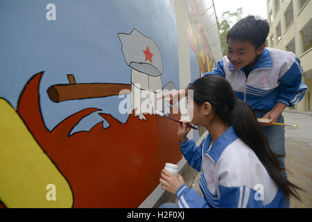 Luzhou, Luzhou, China. 27. Oktober 2016. Luzhou, CHINA-Oktober 27 2016: (nur zur redaktionellen Verwendung. CHINA HERAUS). Schüler zeichnen Graffiti unter dem Motto auf den langen März von Chinas Rote Armee in Luzhou, Südwesten der chinesischen Provinz Sichuan, 27. Oktober, anlässlich des 80. Jahrestages des Ende des langen Marsches. © SIPA Asien/ZUMA Draht/Alamy Live-Nachrichten Stockfoto