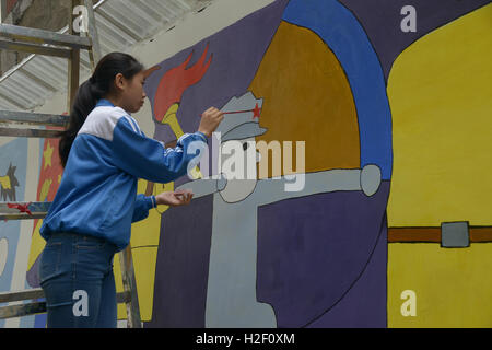 Luzhou, Luzhou, China. 27. Oktober 2016. Luzhou, CHINA-Oktober 27 2016: (nur zur redaktionellen Verwendung. CHINA HERAUS). Schüler zeichnen Graffiti unter dem Motto auf den langen März von Chinas Rote Armee in Luzhou, Südwesten der chinesischen Provinz Sichuan, 27. Oktober, anlässlich des 80. Jahrestages des Ende des langen Marsches. © SIPA Asien/ZUMA Draht/Alamy Live-Nachrichten Stockfoto