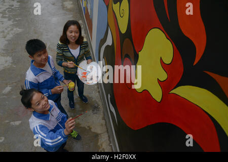 Luzhou, Luzhou, China. 27. Oktober 2016. Luzhou, CHINA-Oktober 27 2016: (nur zur redaktionellen Verwendung. CHINA HERAUS). Schüler zeichnen Graffiti unter dem Motto auf den langen März von Chinas Rote Armee in Luzhou, Südwesten der chinesischen Provinz Sichuan, 27. Oktober, anlässlich des 80. Jahrestages des Ende des langen Marsches. © SIPA Asien/ZUMA Draht/Alamy Live-Nachrichten Stockfoto