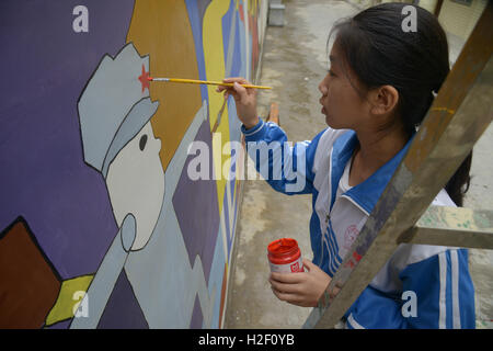 Luzhou, Luzhou, China. 27. Oktober 2016. Luzhou, CHINA-Oktober 27 2016: (nur zur redaktionellen Verwendung. CHINA HERAUS). Schüler zeichnen Graffiti unter dem Motto auf den langen März von Chinas Rote Armee in Luzhou, Südwesten der chinesischen Provinz Sichuan, 27. Oktober, anlässlich des 80. Jahrestages des Ende des langen Marsches. © SIPA Asien/ZUMA Draht/Alamy Live-Nachrichten Stockfoto