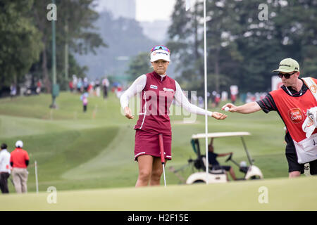 Kuala Lumpur, Malaysia. 28. Oktober 2016. Jenny Shin das 9. Loch grün für ihr Putt im TPC Kuala Lumpur sorgfältig betrachten. Das Grün ist uneben und hügelig. Bildnachweis: Danny Chan/Alamy Live-Nachrichten. Stockfoto