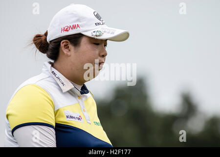 Kuala Lumpur, Malaysia. 28. Oktober 2016. Shanshan Feng gehen auf das 9. Loch grün im TPC Kuala Lumpur. Bildnachweis: Danny Chan/Alamy Live-Nachrichten. Stockfoto