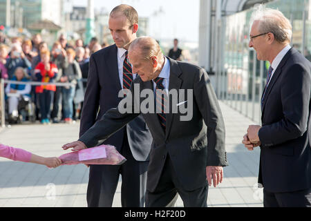 Seine königliche Hoheit Prinz Philip besuchen i360 British Airways, Brighton, Kingsway, East Sussex, UK. 28. Oktober 2016 Stockfoto