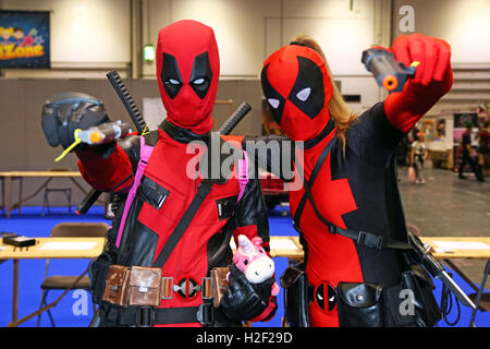 London, UK. 28. Oktober 2016. Teilnehmer verkleidet als Deadpool MCM London Comic Con im Excel London ein modernen pop-Kultur-Event, wo Menschen treffen Stars von Film und Fernsehen und kleiden sich in Kostüm als ihre Lieblings-Charaktere aus Film, Fernsehen, Manga und Anime, auch bekannt als, cosplay Credit: Paul Brown/Alamy Live News Stockfoto