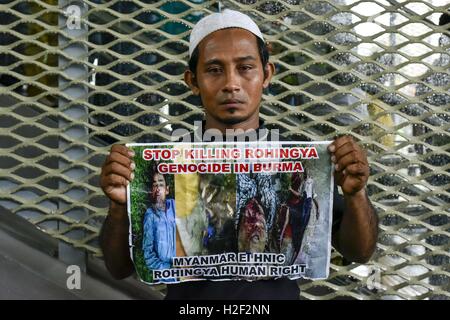 Kuala Lumpur, Malaysia. 28. Oktober 2016. Kurban-Ali Bin Shofi(28), die Rohingya-Flüchtlinge in Kuala Lumpur beitreten die Demonstration. Seiner Eltern hat von Sicherheitskräften getötet, wo ein Durchgreifen Angriffe auf die Grenzpolizei, meist Rohingya Muslime im nördlichen Rakhine während gestartete koordinierte Angriffe auf drei Stellen entlang der nordwestlichen Grenze zu Bangladesch am 8. Oktober zu sein verfolgt hat. Bildnachweis: Chris Jung/ZUMA Draht/Alamy Live-Nachrichten Stockfoto