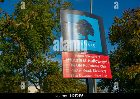 Wimbledon, London, UK. 28. Oktober 2016. Immobilienmakler gesponsert Zeichen zu Halloween-Party "Rutsfest Halloween". Bildnachweis: Malcolm Park Leitartikel/Alamy Live-Nachrichten. Stockfoto