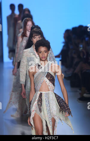 Sao Paulo, Brasilien. 27. Oktober 2016. Modelle zeigen Kreationen Helo Rocha Sammlung, während der Sao Paulo Fashion Week in Sao Paulo, Brasilien, 27. Oktober 2016. © Rahel Patras/Xinhua/Alamy Live-Nachrichten Stockfoto