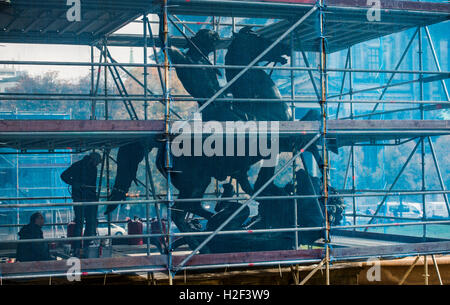 Berlin, Deutschland. 26. Oktober 2016. Die Statue "Loewenkaempfer" (lit.) "Lion Fighter', Albert Wolff) ist vor dem alten Museum in Berlin, Deutschland, 26. Oktober 2016 eingerüstet. Foto: PAUL ZINKEN/Dpa/Alamy Live News Stockfoto