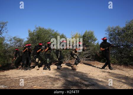 Gaza, Gaza-Streifen Stadt Rafah. 28. Oktober 2016. Palästinensische Kämpfer aus der National Resistance-Brigaden, der bewaffnete Arm der Demokratischen Front für die Befreiung von Palästina (DFLP), zeigen ihr können bei einer militärischen Abschlussfeier im südlichen Gazastreifen Stadt Rafah am 28. Oktober 2016. © Khaled Omar/Xinhua/Alamy Live-Nachrichten Stockfoto