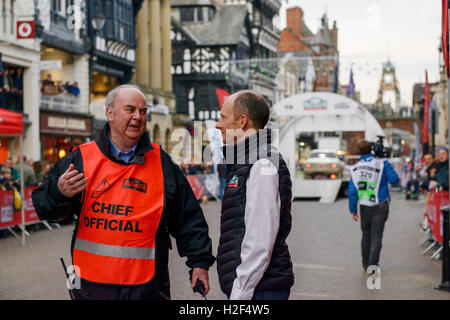 Chester, UK. 28. Oktober 2016. Wales Rallye GB. Am Ende des ersten Tages, Autos konkurrieren in die WRGB National Rally Fahrt durch Chester Stadtzentrum entfernt. Bildnachweis: Andrew Paterson/Alamy Live-Nachrichten Stockfoto