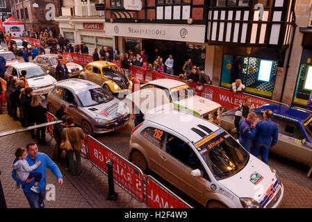 Chester, UK. 28. Oktober 2016. Wales Rallye GB. Am Ende des ersten Tages, Autos konkurrieren in die WRGB National Rally Fahrt durch Chester Stadtzentrum entfernt. Bildnachweis: Andrew Paterson/Alamy Live-Nachrichten Stockfoto