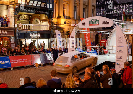 Chester, UK. 28. Oktober 2016. Wales Rallye GB. Am Ende des ersten Tages, Autos konkurrieren in die WRGB National Rally Fahrt durch Chester Stadtzentrum entfernt. Bildnachweis: Andrew Paterson/Alamy Live-Nachrichten Stockfoto