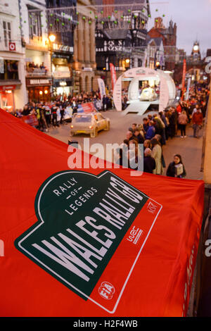 Chester, UK. 28. Oktober 2016. Wales Rallye GB. Am Ende des ersten Tages, Autos konkurrieren in die WRGB National Rally Fahrt durch Chester Stadtzentrum entfernt. Bildnachweis: Andrew Paterson/Alamy Live-Nachrichten Stockfoto