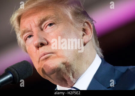 Manchester, New Hampshire, USA. 28. Oktober 2016. DONALD TRUMP, der republikanische Kandidat für das Präsidentenamt der Vereinigten Staaten, befasst sich mit Anhänger bei einem Kampagne Stopp an der Armory Ballsaal im Radisson Hotel. Bildnachweis: Bryce Vickmark/ZUMA Draht/Alamy Live-Nachrichten Stockfoto