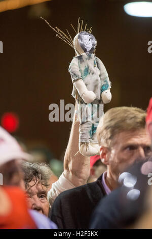 Manchester, New Hampshire, USA. 28. Oktober 2016. Ein Anhänger von Donald Trump, der republikanische Kandidat für das Präsidentenamt der Vereinigten Staaten, hält eine Voodoo-Puppe von Hillary Clinton bei einem Kampagne Stopp an der Armory Ballsaal. Bildnachweis: Bryce Vickmark/ZUMA Draht/Alamy Live-Nachrichten Stockfoto