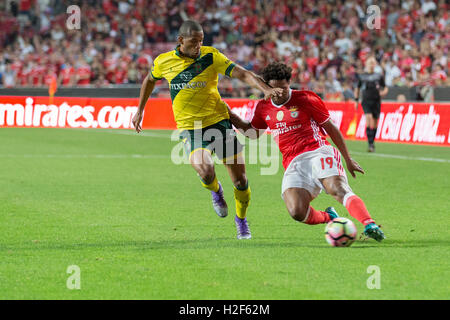 28. Oktober 2016. Lissabon, Portugal. SL Benficas portugiesischen Verteidiger Eliseu (19) und Paco de Ferreiras brasilianischen Verteidiger Bruno Santos (6) in Aktion während des Spiels SL Benfica Vs FC Pacos de Ferreira Credit: Alexandre de Sousa/Alamy Live News Stockfoto