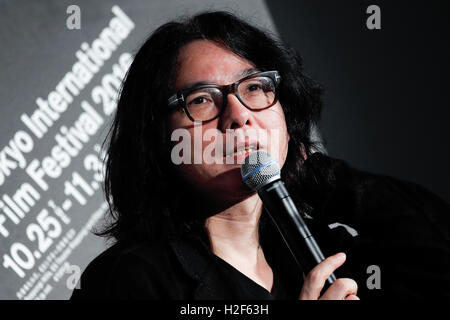 Regisseur Shunji Iwai spricht während einer Etappe Gruß für den Film Liebesbrief an TOHO Kinos in Roppongi Hills am 28. Oktober 2016, Tokio, Japan. Das Screening ist Teil des 29. Tokyo International Film Festival ist eines der größten Filmfestivals in Asien wo Fans in der Nähe von Schauspielern und Regisseuren während die Bühne Grüße bekommen können. TIFF ist das einzige japanische Festival akkreditiert von der Internationalen Föderation der Film Produzenten Verbände (FIAPF) und erstreckt sich von 25 Oktober bis 3 November. © Rodrigo Reyes Marin/AFLO/Alamy Live-Nachrichten Stockfoto