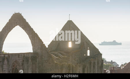 Kirchenruine St. Katarina und eine Fähre vor der Küste von Visby, Gotland, Schweden. Skandinavien. Stockfoto