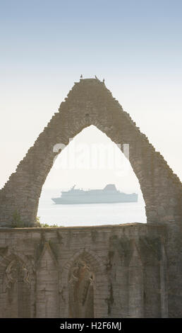 Kirchenruine St. Katarina und eine Fähre vor der Küste von Visby, Gotland, Schweden. Skandinavien. Stockfoto