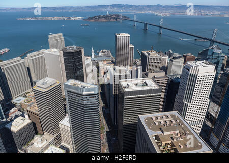 Luftaufnahme der Innenstadt von San Francisco und die Bay Bridge nach Oakland. Stockfoto