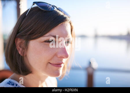Schöne Reife kaukasischen Frau mit braunen Haaren, die auf der Suche hinter der Kamera Stockfoto