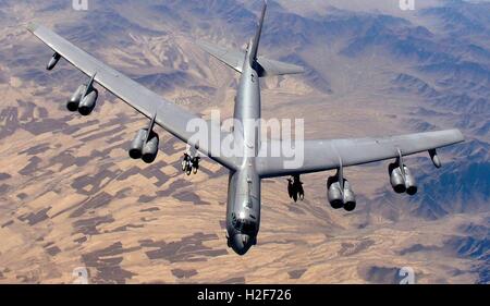 Eine US Luftwaffe B - 52H Stratofortress strategischer Bomber Flugzeug fliegt über der Wüste 9. Februar 2006 in Afghanistan. Stockfoto