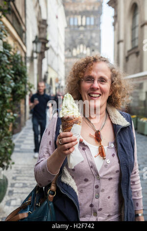 Mädchen mit Tschechischen donut Eis als Schornstein Kuchen bekannt Stockfoto