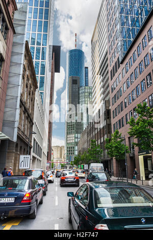 FRANKFURT AM MAIN, Deutschland - 18. Mai 2016: Rush Hour in Frankfurt Am Main-Stadt. Frankfurt Am Main ist dynamisch und international Stockfoto