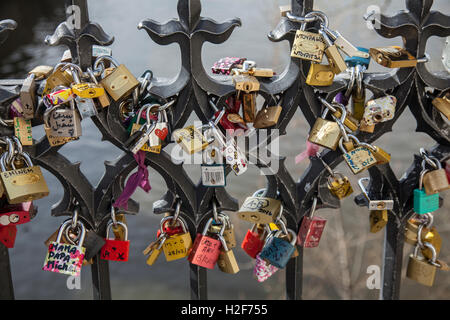 Liebesschlösser auf Geländer neben Charles Bridge Prag Stockfoto