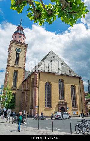 FRANKFURT AM MAIN, Deutschland - 19. Mai 2016: Catherine Church. Die größte lutherische Kirche in Frankfurt am Main. Umgebung ist d einkaufen. Stockfoto