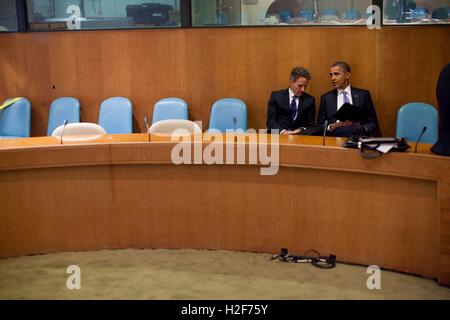 US-Präsident Barack Obama spricht mit Finanzminister Timothy Geithner vor einem bilateralen Treffen bei den Vereinten Nationen 23. September 2010 in New York City. Stockfoto