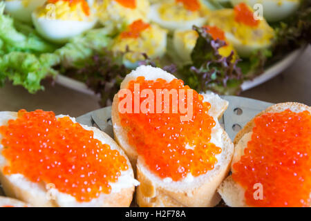 Sandwiches mit rotem Kaviar auf dem festlichen Tisch Stockfoto