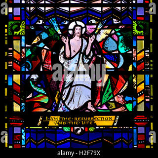 London, England, Vereinigtes Königreich. Kirche St Einkaufsmöglichkeiten in Ely Platz. Glasmalerei-Fenster: John 11:25 "Ich bin die Auferstehung und das Leben" Stockfoto