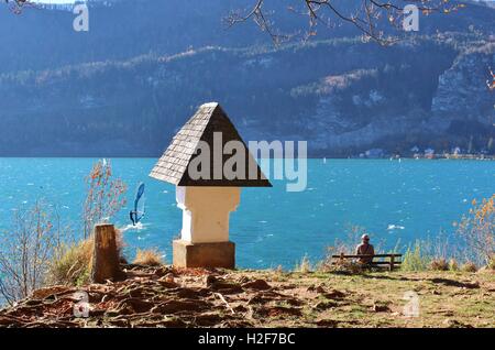 Am Wolfgangsee im Herbst, Österreich, Europa. Blick auf das sogenannte Hochzeitskreuz. Es ist mit einer alten Legende verbunden. Stockfoto