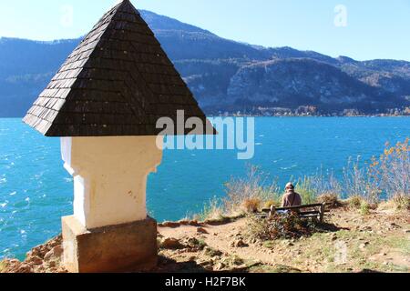 Am Wolfgangsee im Herbst, Österreich, Europa. Blick auf das sogenannte Hochzeitskreuz. Es ist mit einer alten Legende verbunden. Stockfoto