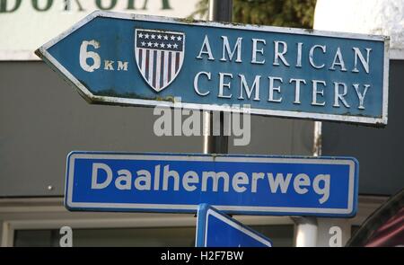 Eine amerikanische Friedhof WW2 traffic sign auf daalhemerweg Straße in der Innenstadt von Valkenburg South Holland Limburg Niederlande NL 2016 Stockfoto