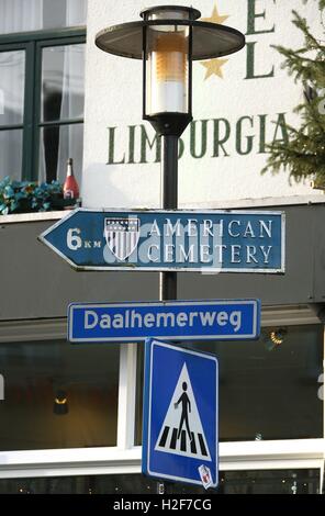 Eine amerikanische Friedhof WW2 traffic sign auf daalhemerweg Straße in der Innenstadt von Valkenburg South Holland Limburg Niederlande NL 2016 Stockfoto