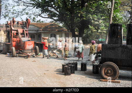 Fort Cochin, Indien - 16. Januar 2015: Frau mit Steinen, Straßen in Fort Cochin in Indien zu ebnen Stockfoto