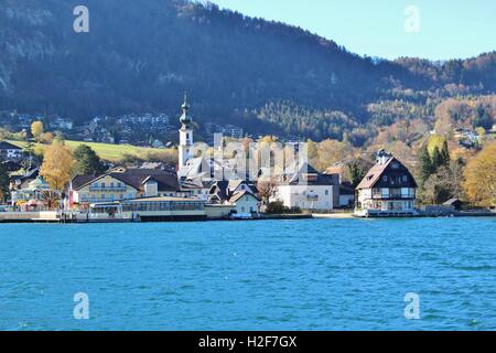 Wolfgangsee im Herbst, Österreich, Europa. Blick auf die Stadt St. Gilgen. Stockfoto