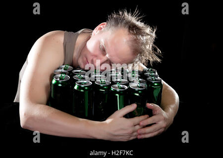 Betrunkener Mann Hangover.The und gibt eine Menge von leeren Bierdosen Stockfoto