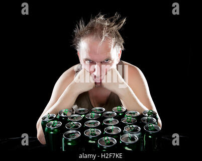 Betrunkener Mann Hangover.The und gibt eine Menge von leeren Bierdosen Stockfoto