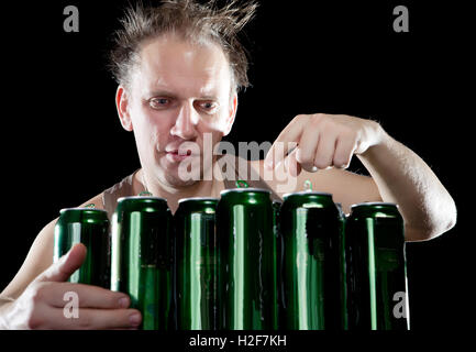 Betrunkener Mann Hangover.The und gibt eine Menge von leeren Bierdosen Stockfoto