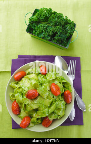 Pasta mit Pesto Grünkohl Stockfoto