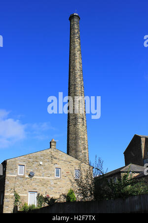 Ein ehemaliger Textil Mühle Schornstein erstreckt sich in einer blauen Himmel in Carleton in Craven in North Yorkshire Stockfoto