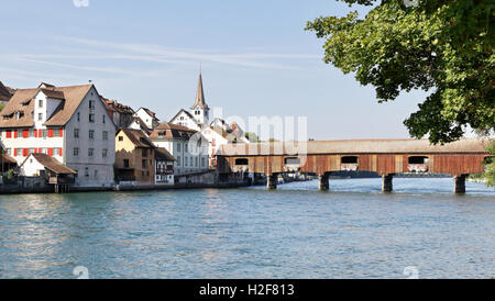Gedeckte Holzbrücke über den Rhein bei Diessenhofen, Schweiz Stockfoto