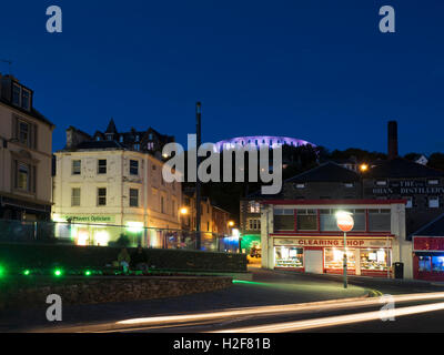 McCaigs Turm beleuchtet in der Abenddämmerung über George Street in Oban, Argyll und Bute Schottland Stockfoto